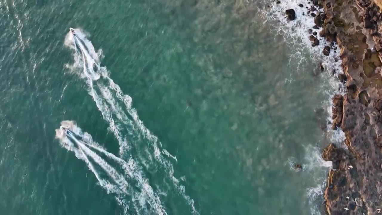涠洲岛海岸快艇灯塔航拍，自然风景背景旅游旅行度假视频下载