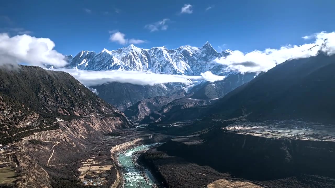 南迦巴瓦峰与雅鲁藏布视频素材