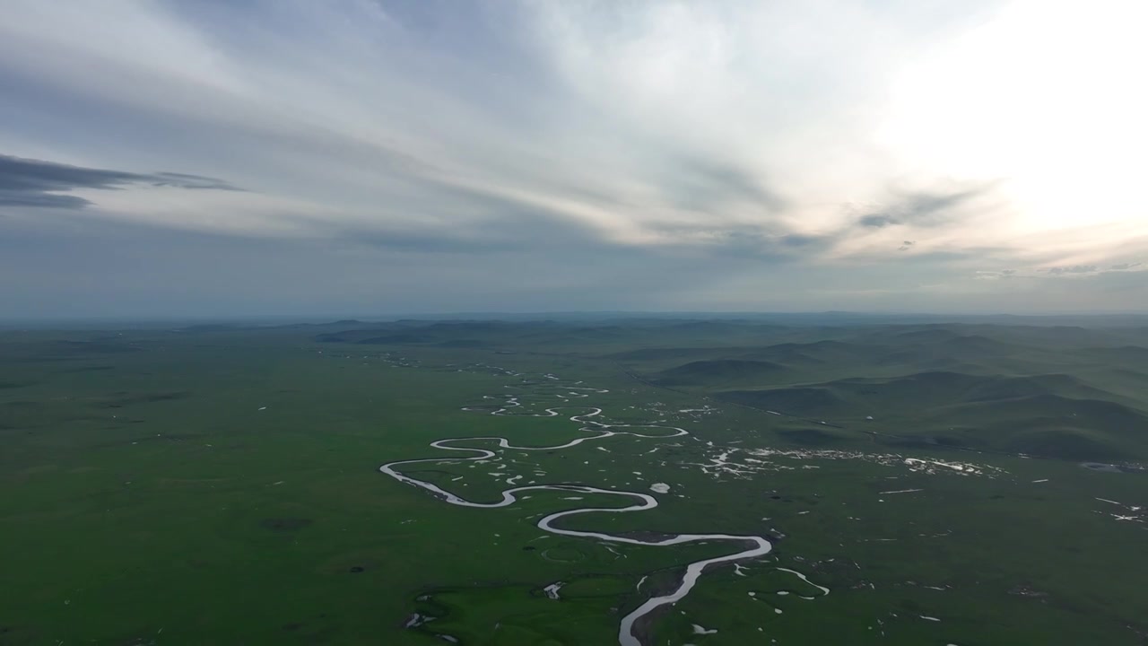 辽阔草原蜿蜒的莫日格勒河视频下载
