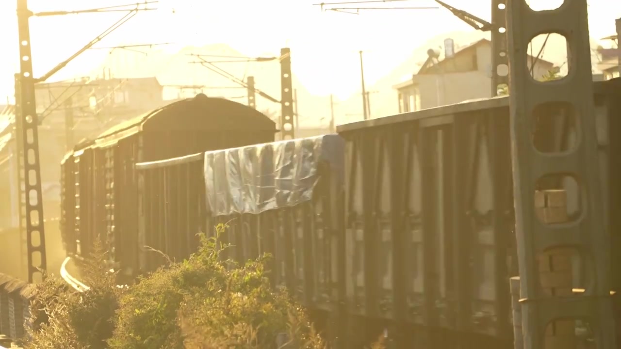 日落时分的铁路上的火车视频下载