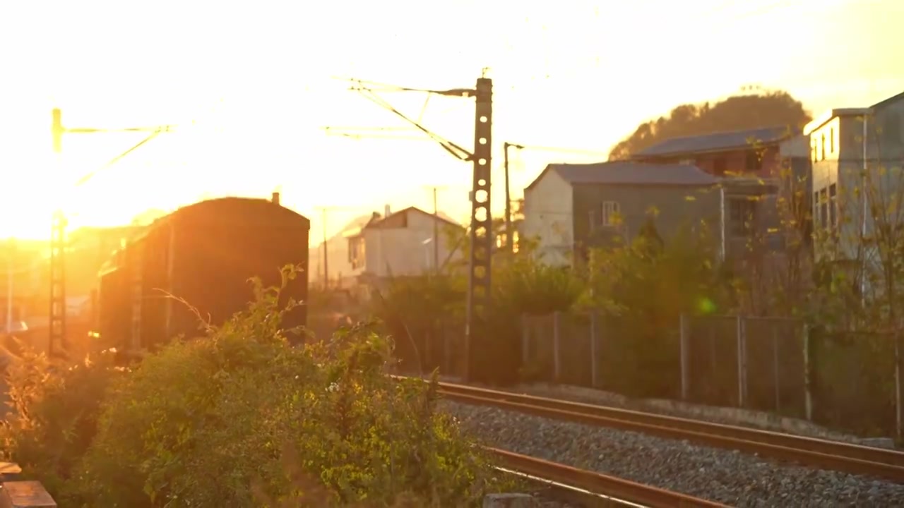 日落时分的铁路上的火车视频素材