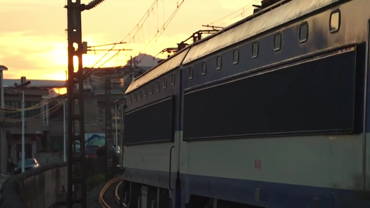 日落时分的铁路上的火车视频素材