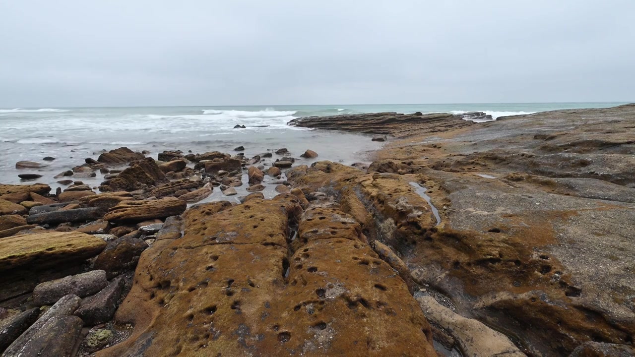 北海涠洲岛石螺口浪潮 礁石视频下载