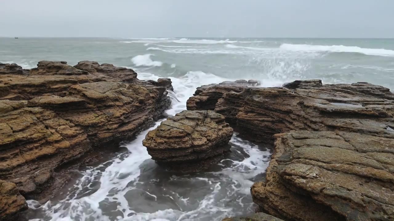 北海涠洲岛石螺口浪潮 礁石视频下载