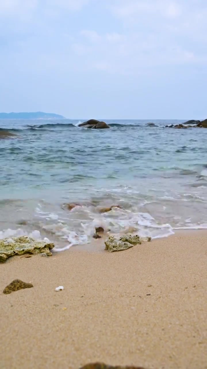海南三亚海边沙滩海浪拍打礁石竖屏视频素材