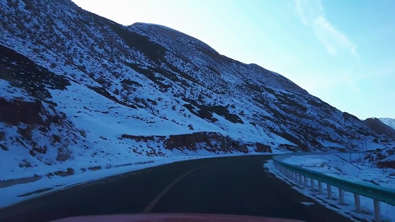 汽车在新疆昌吉S101国防公路百里丹霞景区行驶视频下载