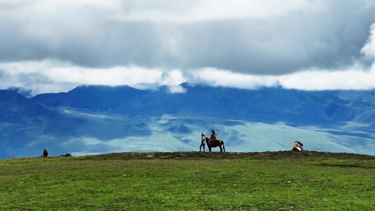 高原草原上骑马的人视频素材