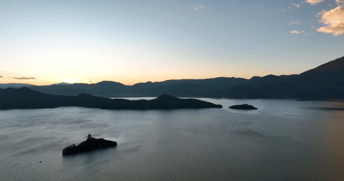 航拍著名旅游景点泸沽湖的日出视频下载