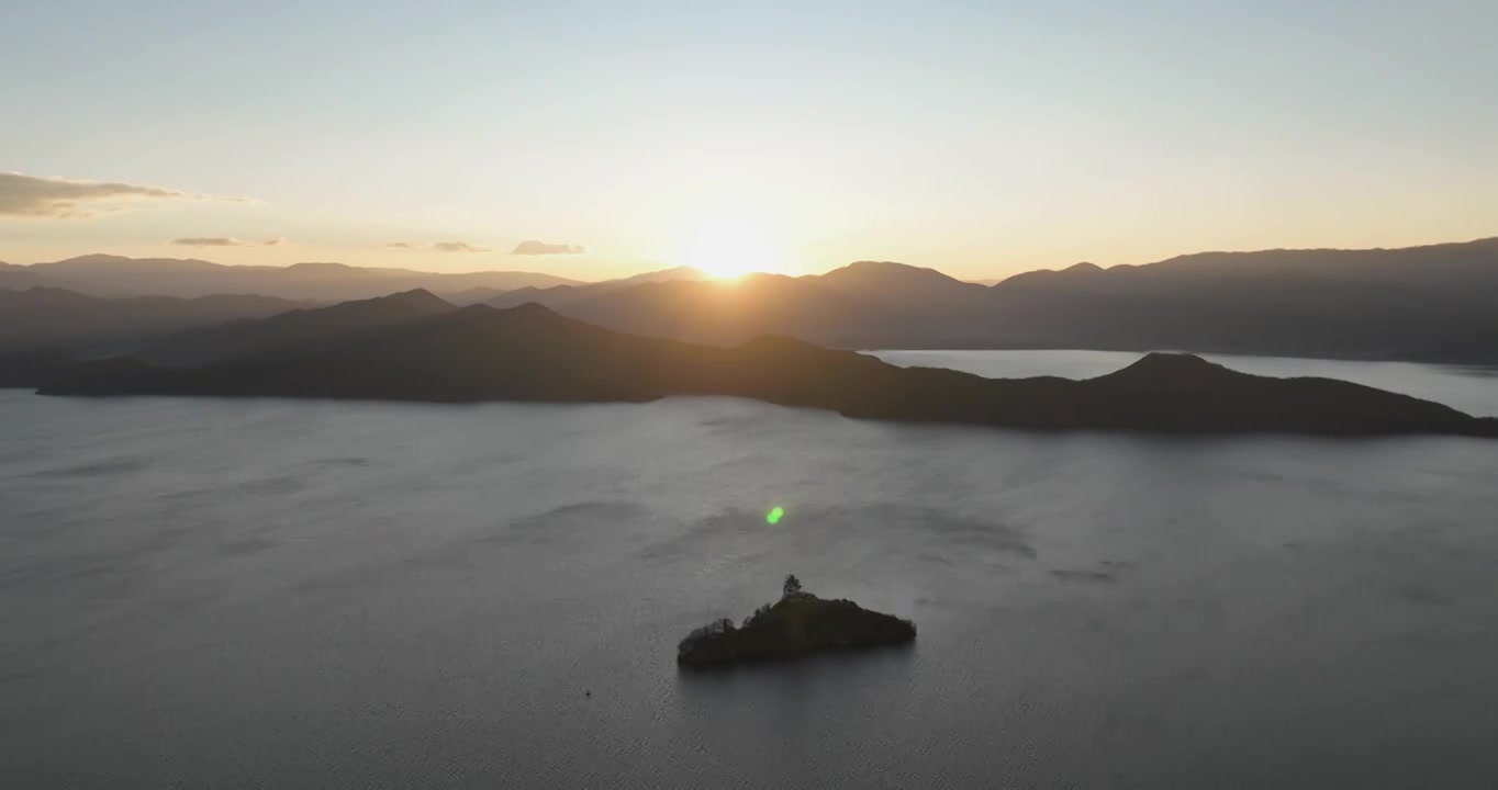 航拍著名旅游景点泸沽湖的日出视频素材
