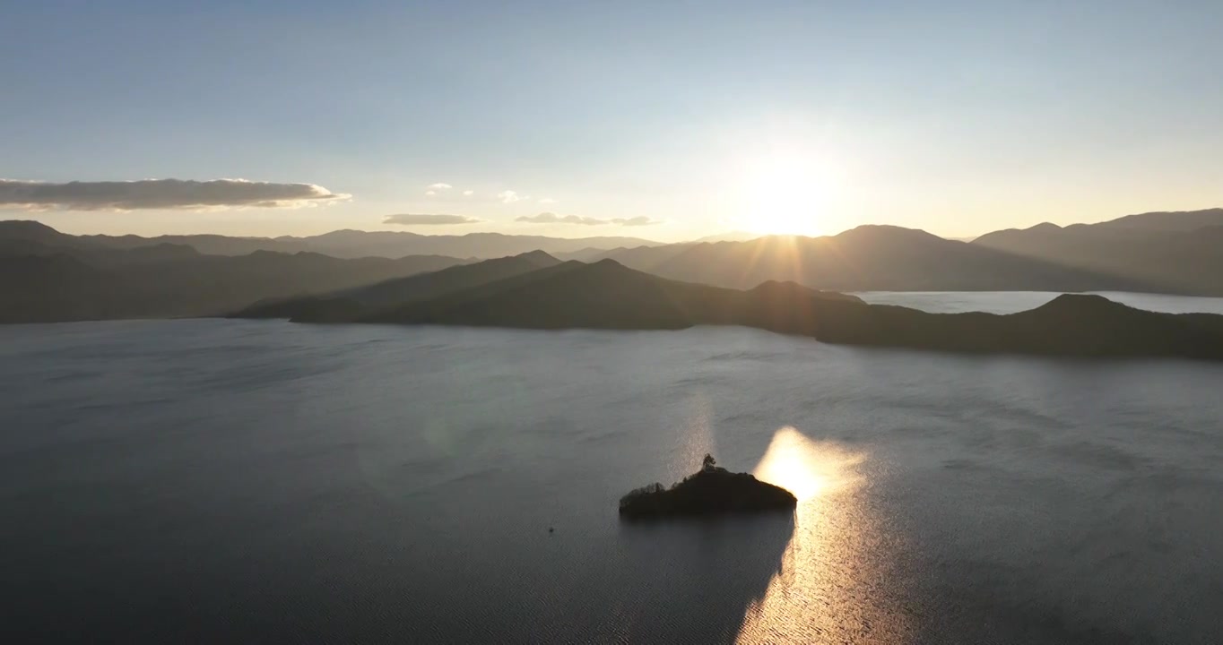 航拍著名旅游景点泸沽湖的日出视频下载