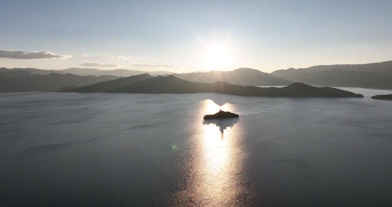 航拍著名旅游景点泸沽湖的日出视频素材