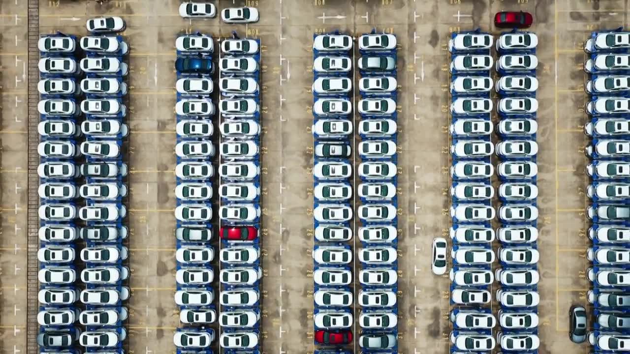 新车待售汽车码头停车场停放的汽车视频下载