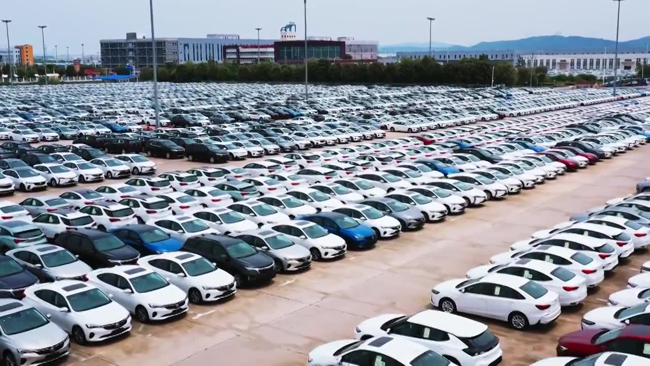 新车待售汽车码头停车场停放的汽车视频下载