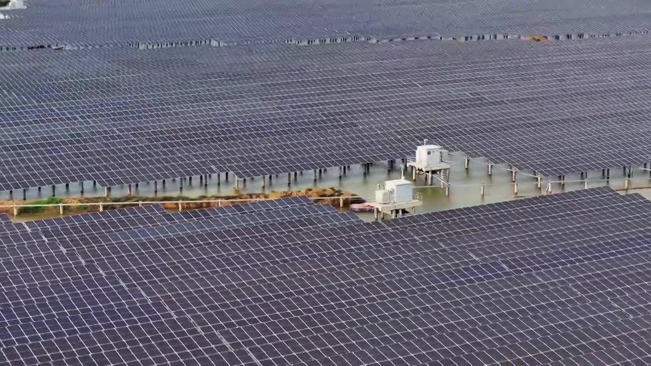 航拍珠海市金湾区三灶镇水上光伏项目视频下载
