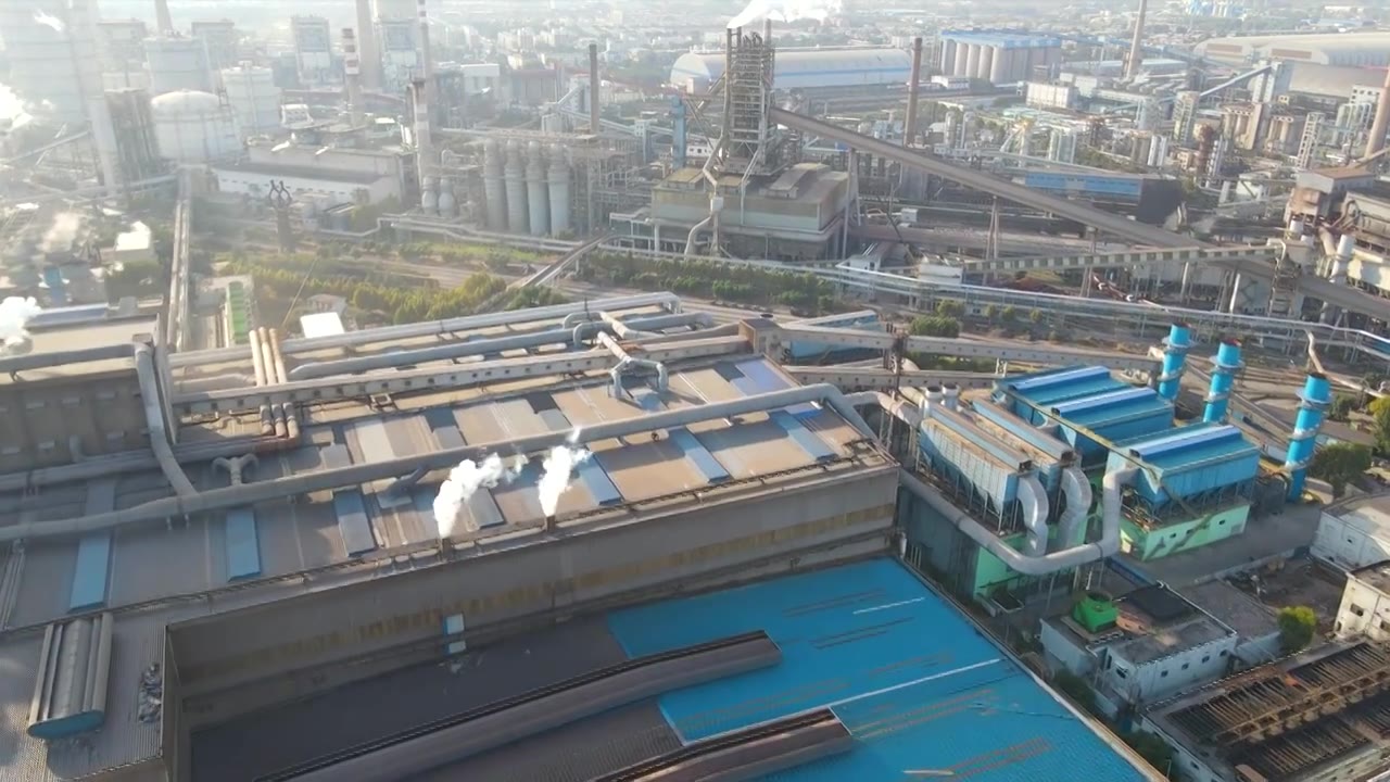 航拍安阳钢铁公司厂区和冒着白烟的烟囱（金属冶炼炼钢厂）视频下载