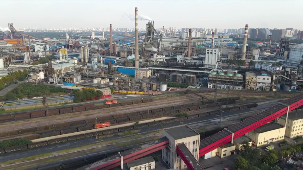 航拍安阳钢铁公司厂区和冒着白烟的烟囱（金属冶炼炼钢厂）视频下载