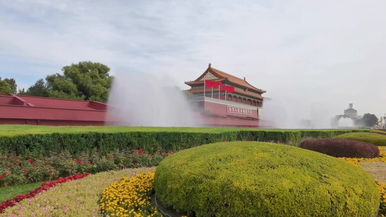 蓝天白云下的北京天安门城楼前，喷泉如柱，煞是壮观！视频下载