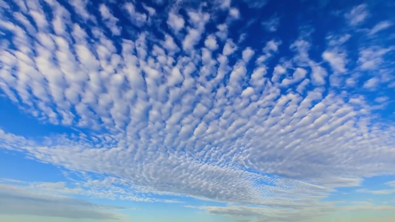 美丽的天空鱼鳞纹云景视频下载