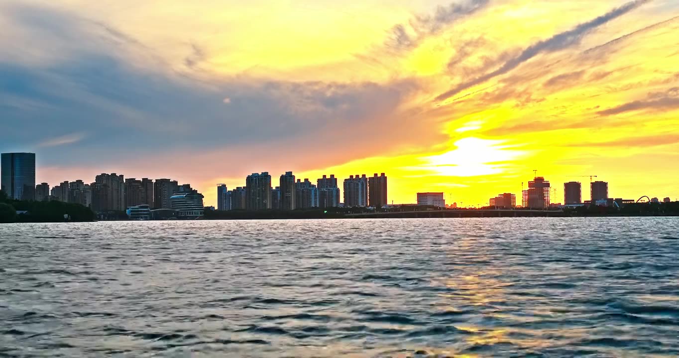 苏州金鸡湖居住区建筑风光在日落视频下载