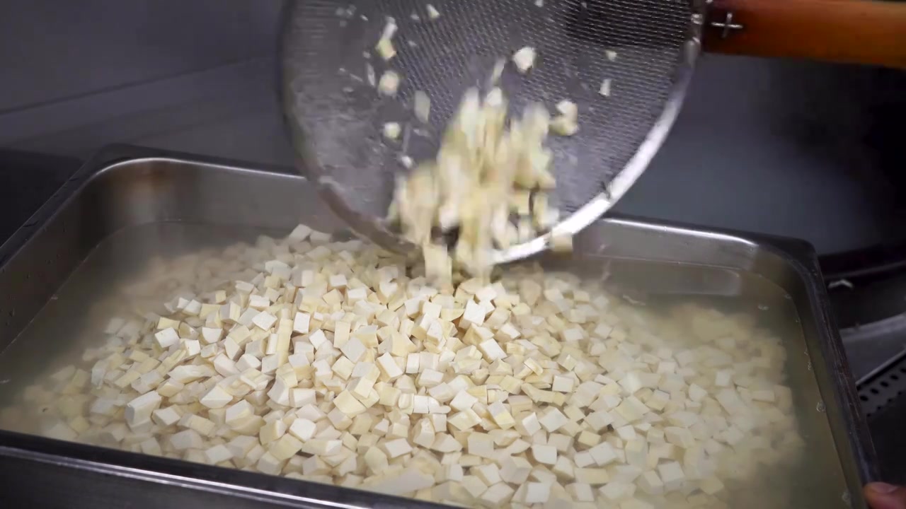 豆腐干焯水准备制作春季传统特色菜肴香干马兰头的食材视频下载