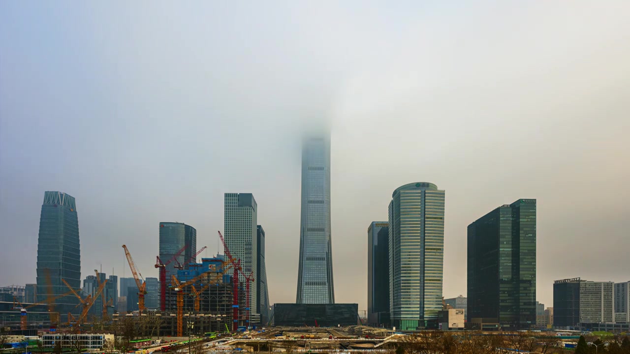 中国北京中国尊云雨8K延时摄影视频下载