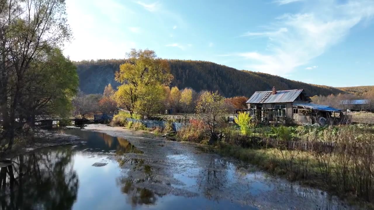 秋季郊区小河与农舍视频素材