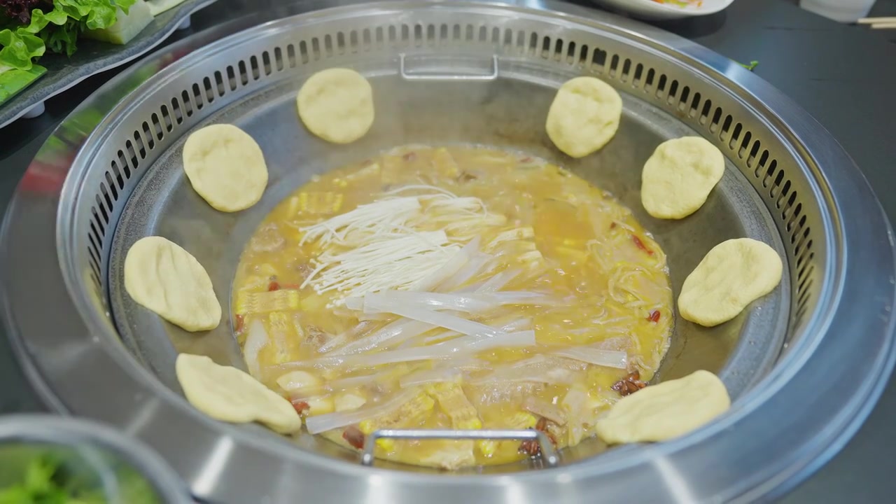 热气腾腾的东北美食铁锅炖大鹅视频下载