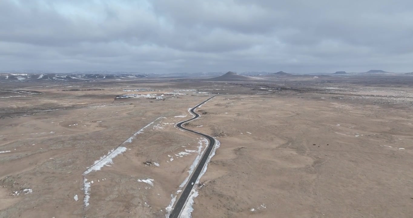 航拍冬天的内蒙古通往乌兰哈达火山道路视频下载