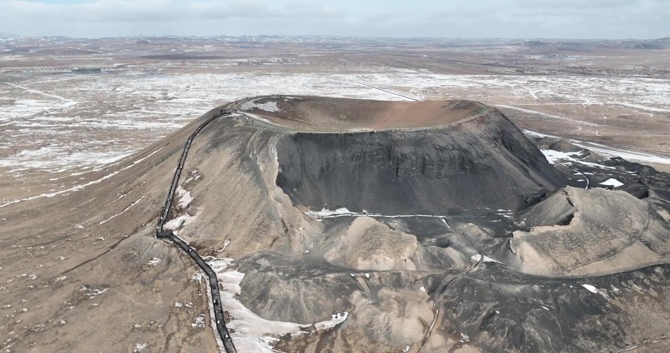 航拍冬天的内蒙古乌兰哈达火山视频下载
