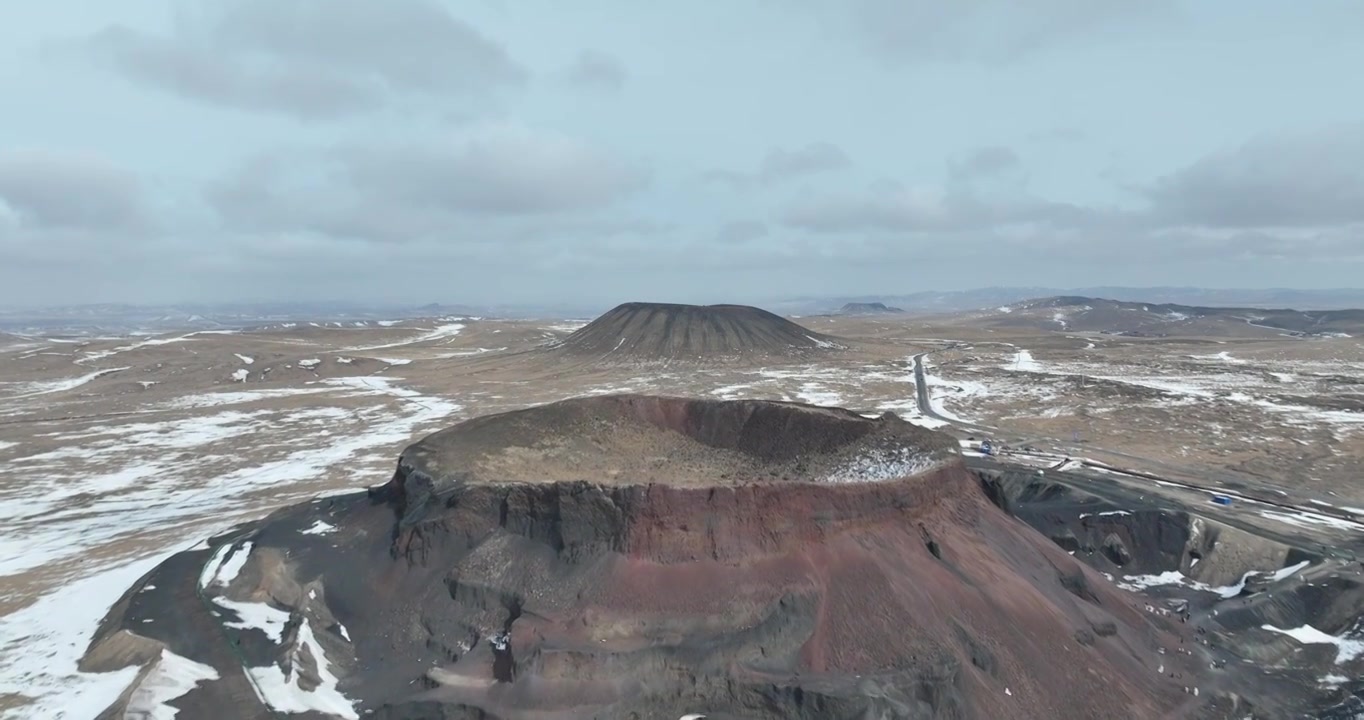 航拍冬天的内蒙古乌兰哈达火山视频下载