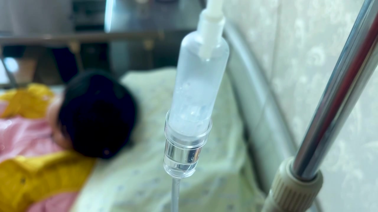 在医院静脉注射生理盐水治疗视频素材