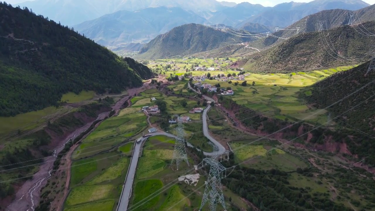 航拍西藏昌都地区芒康到如美路上卡均村秋天的田园风光视频下载