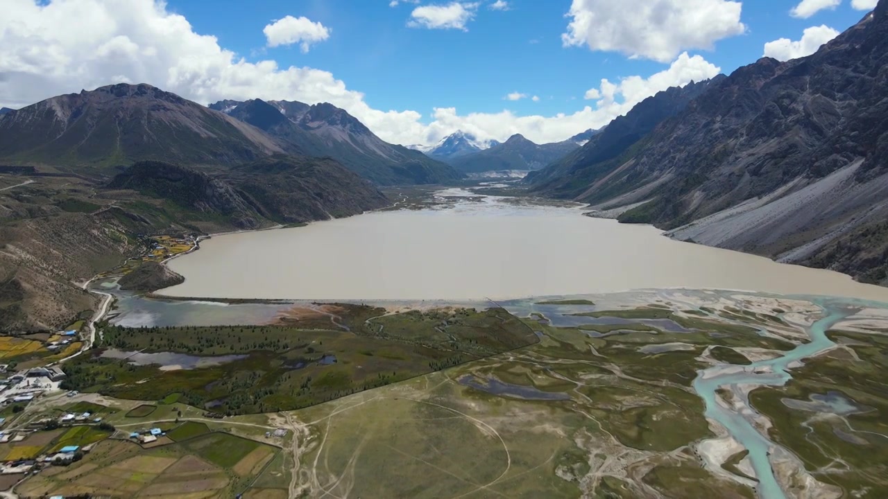 航拍西藏昌都八宿县然乌湖秋季初期景象，浑浊的湖水，视频下载