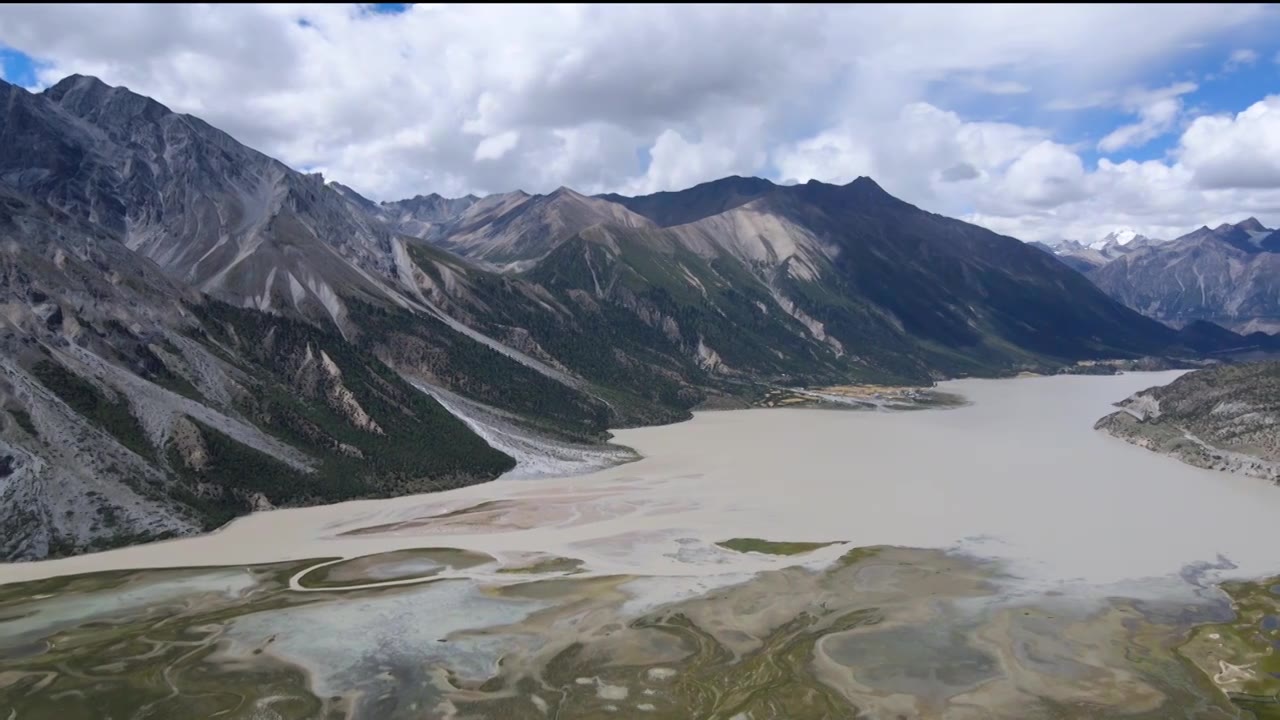 航拍西藏昌都八宿县然乌湖秋季初期景象，浑浊的湖水视频下载