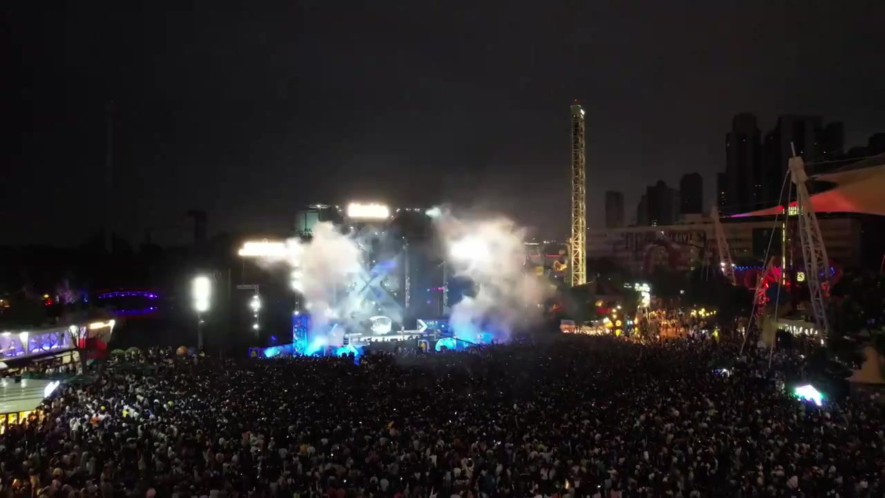 航拍城市夜晚音乐节灯光舞台拥挤的人群视频下载