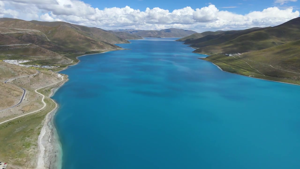 航拍西藏山南市贡嘎县羊卓雍措风光，蓝色的湖水视频下载