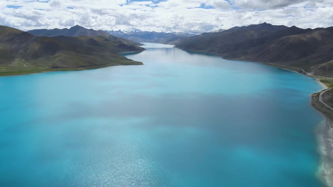 航拍西藏山南市贡嘎县羊卓雍措风光，蓝色的湖水视频下载