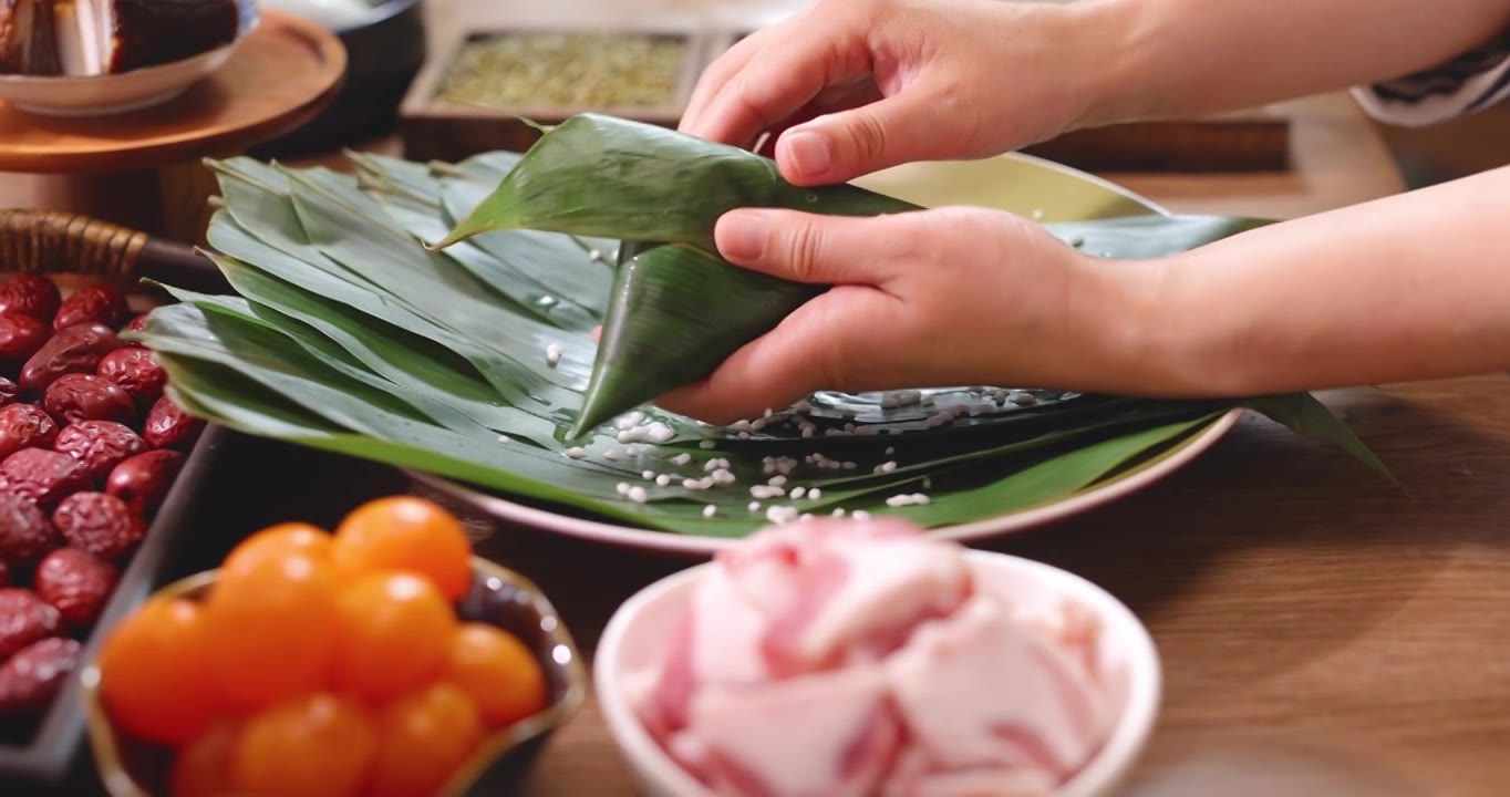 端午节包粽子,人的手,制作过程视频下载