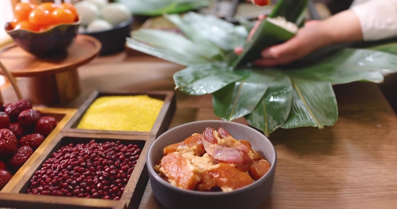 端午节包粽子,用筷子夹起腌好的肉块视频下载
