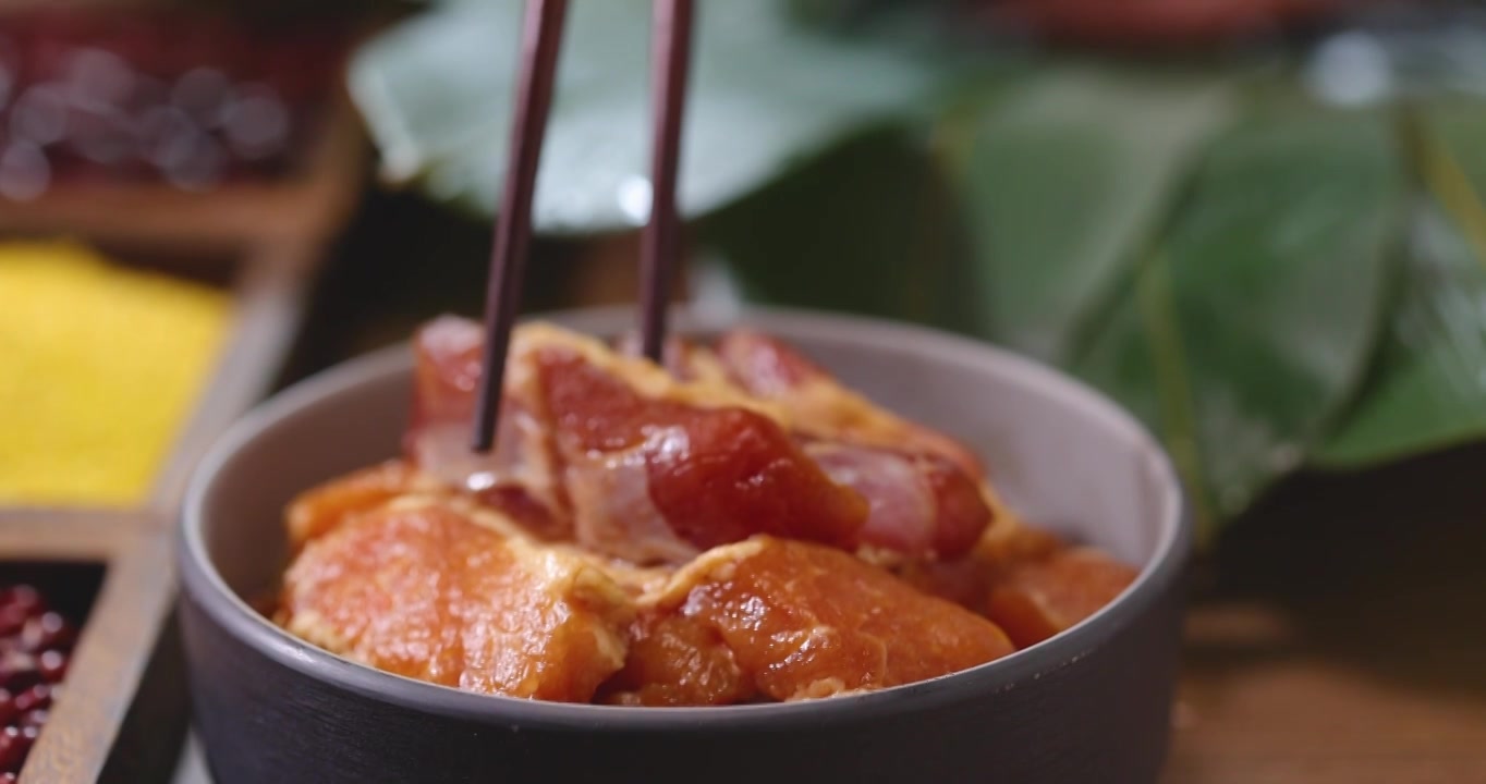 端午节包粽子,用筷子夹起腌好的肉块视频下载