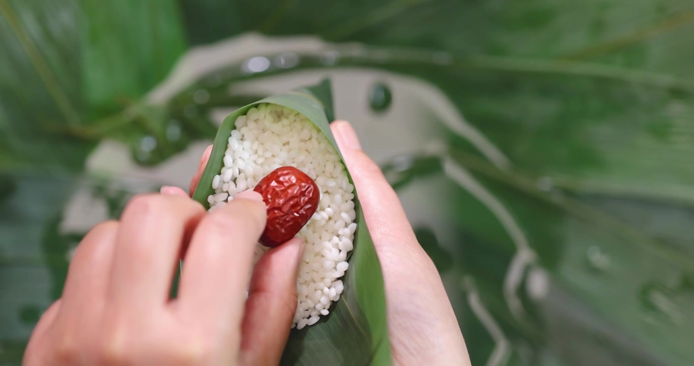 端午节包红枣粽子，人的手，制作过程视频下载
