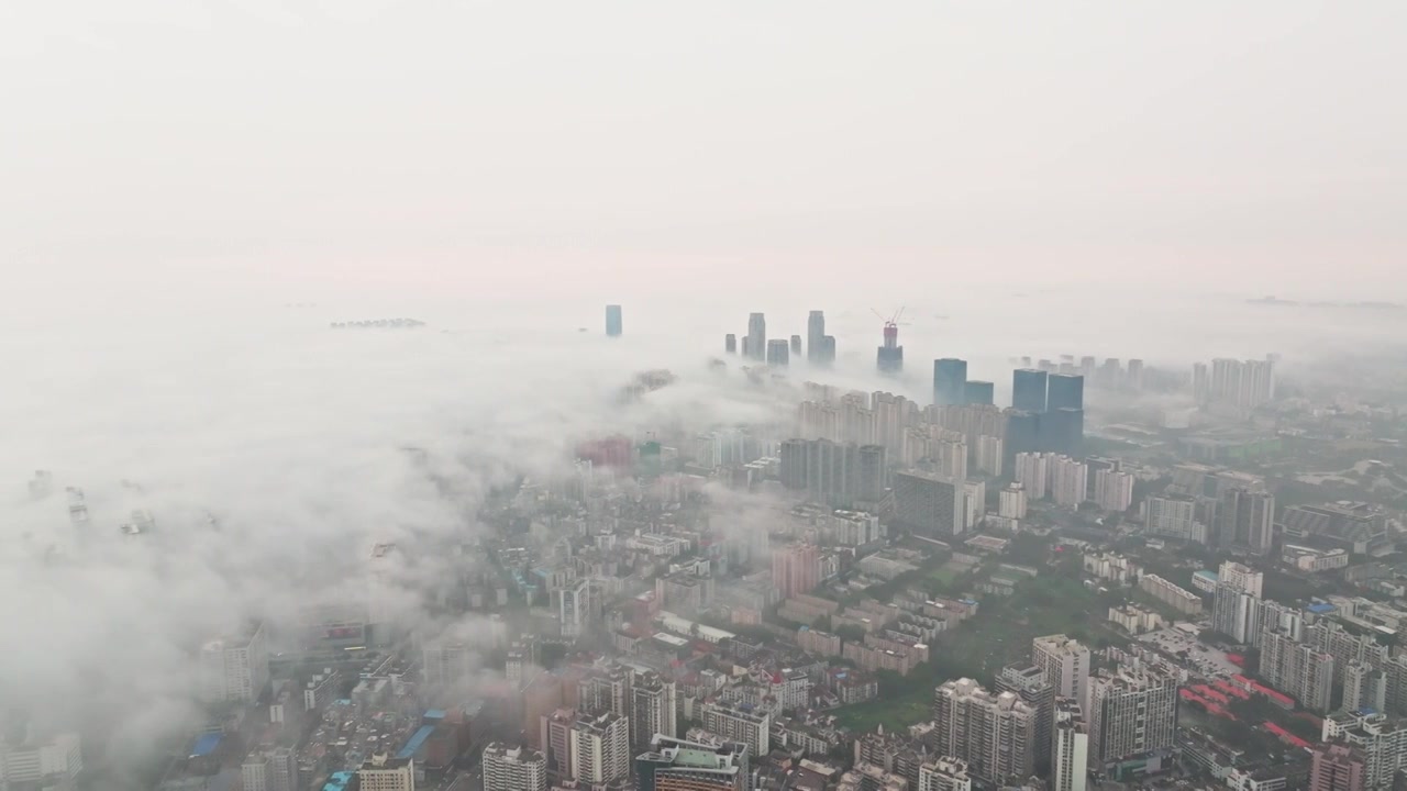 航拍清晨平流雾下的海口都市风光视频下载