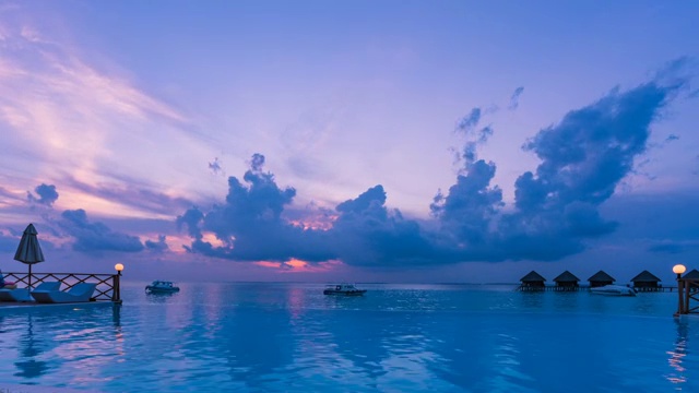 马尔代夫无边泳池边的日出视频素材