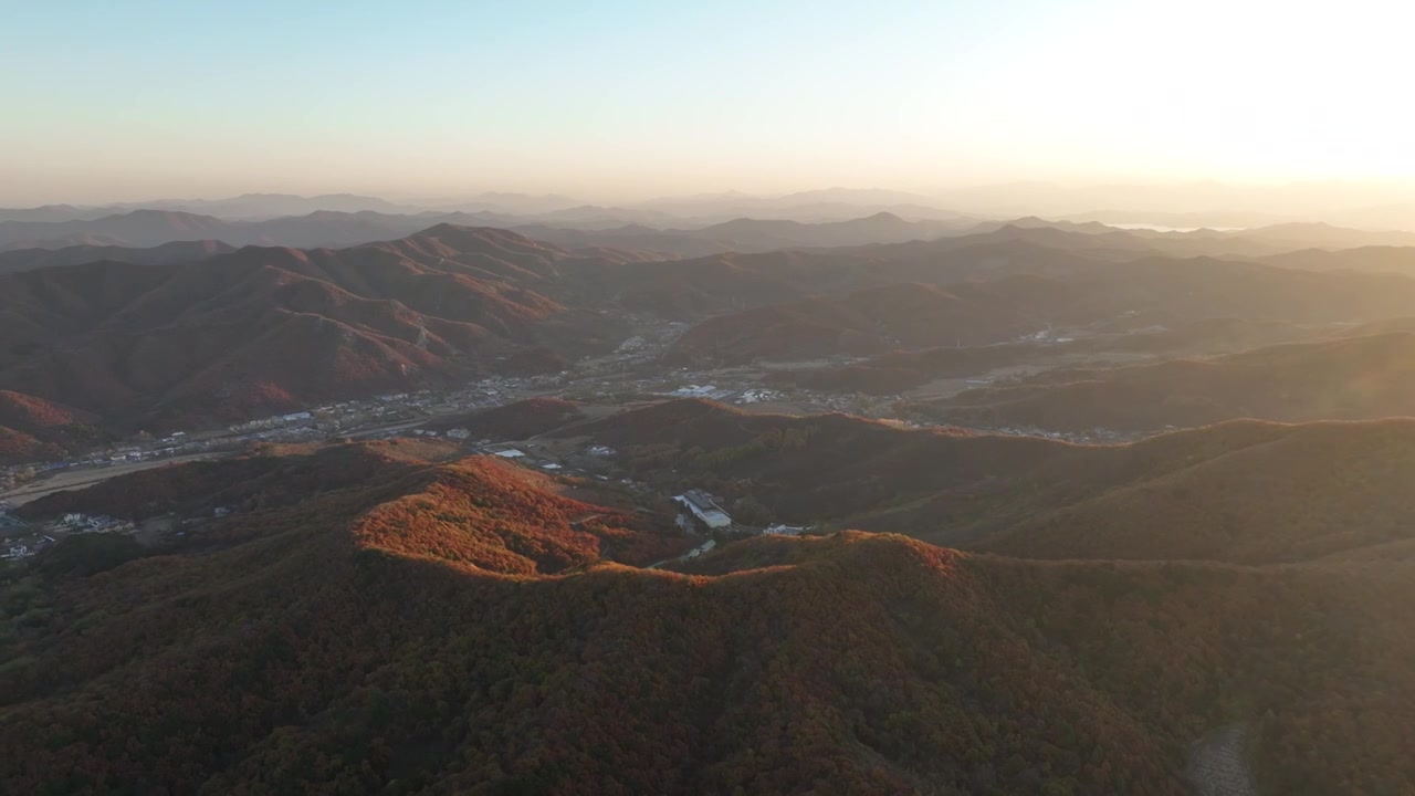 航拍秋季清晨的辽宁千山山脉视频素材