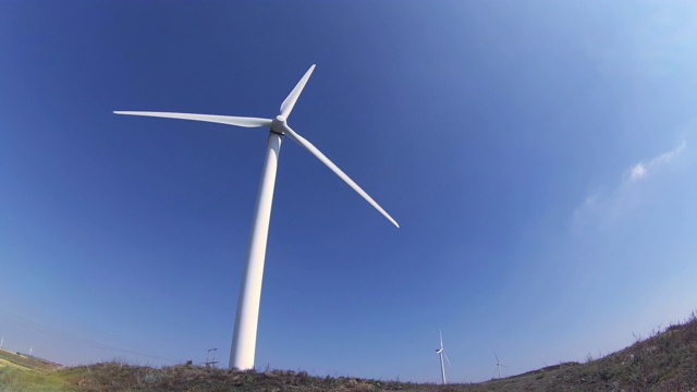 旋转的风力发电机视频素材