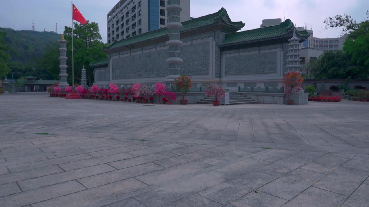 佛山顺德宝林寺休闲广场与中式传统屏风建筑视频下载