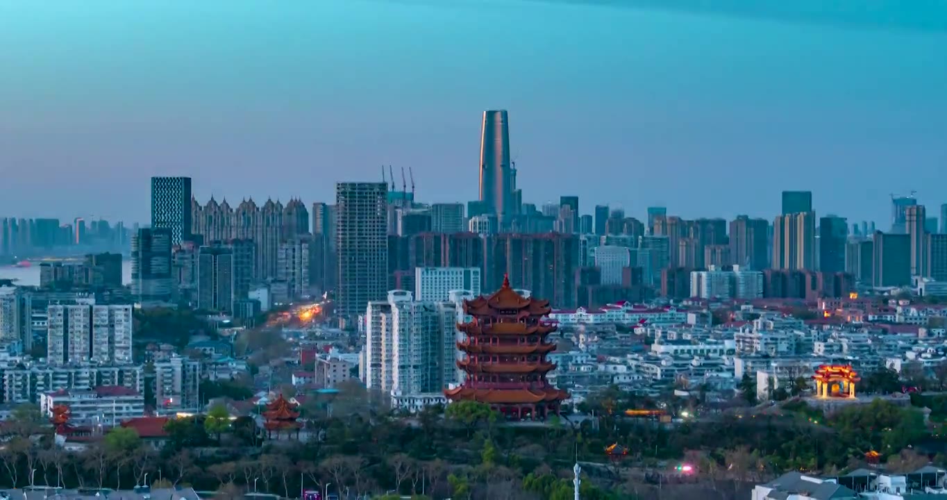 航拍武汉黄鹤楼和绿地中心古今同框城市天际线建筑日转夜延时视频素材