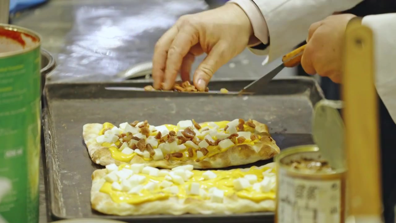 厨师制作披萨意大利披萨美食特写视频下载