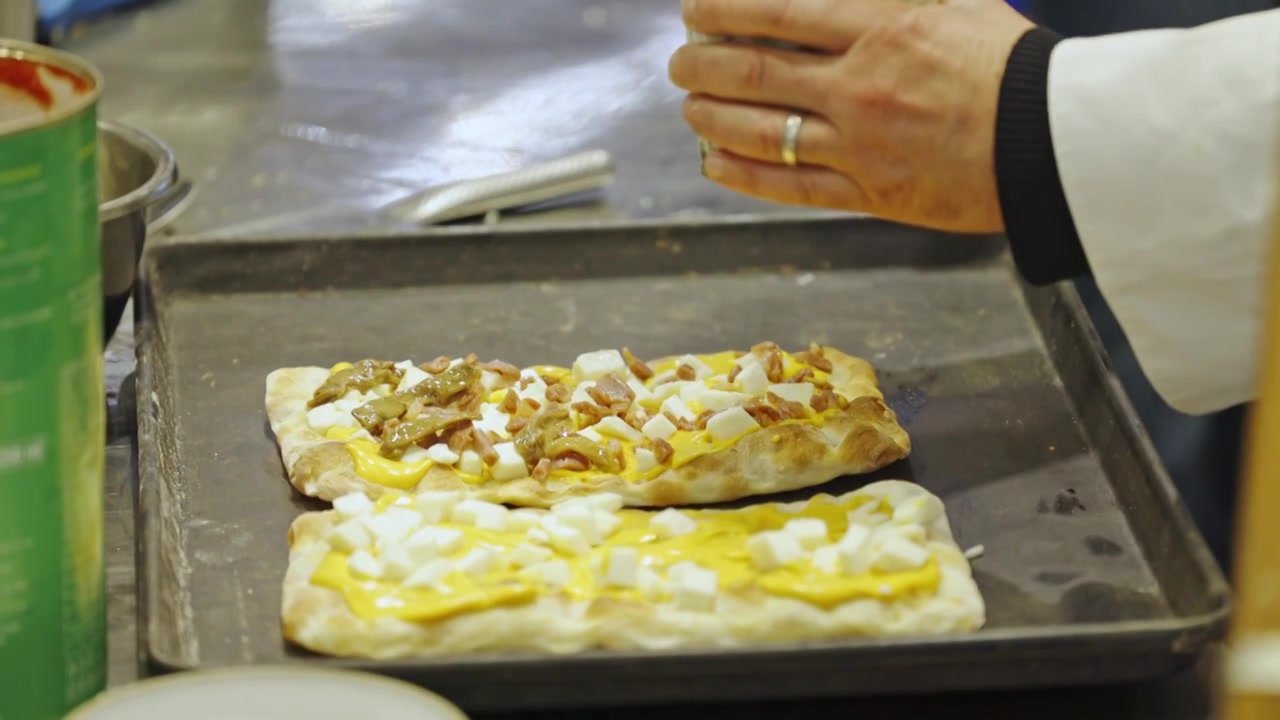 厨师制作披萨意大利披萨美食特写视频下载