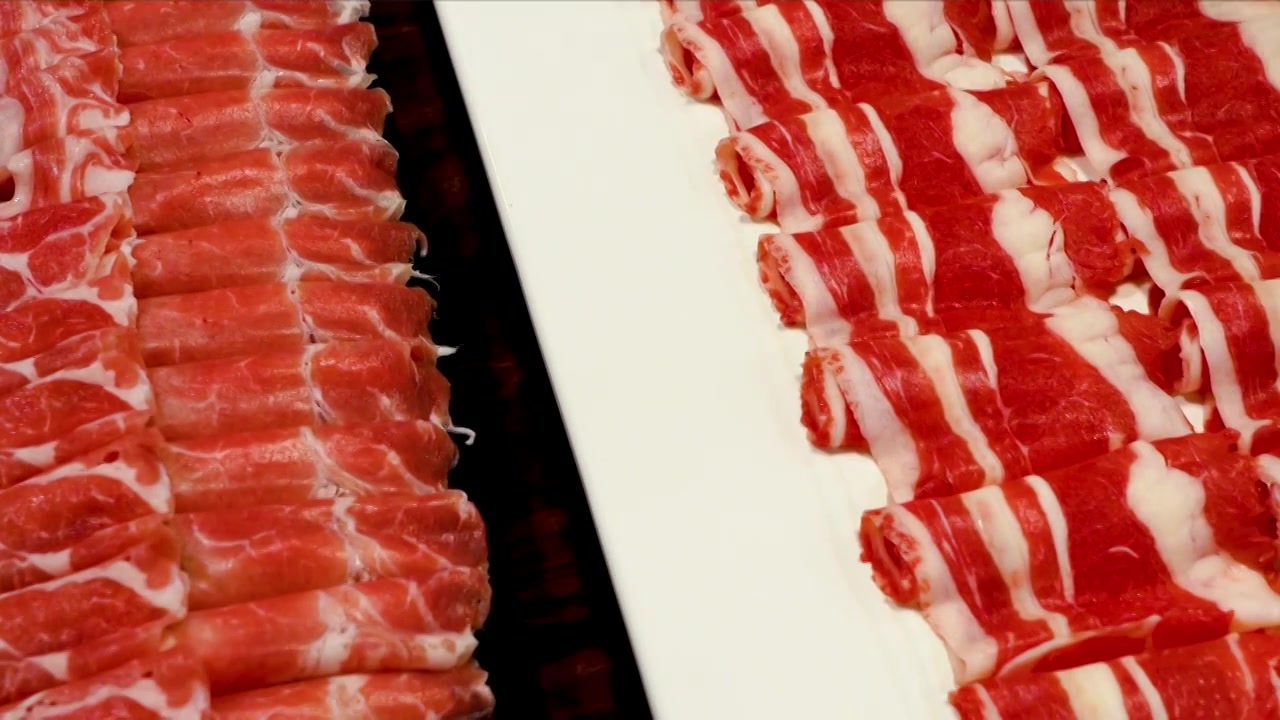 火锅涮羊肉食材新鲜切好的羊肉片视频下载